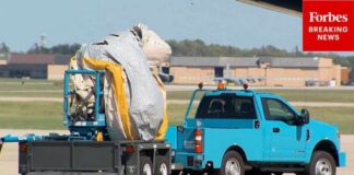 JUST IN: Workers Carry Away Emergency Slide From Air Force One After Deployment